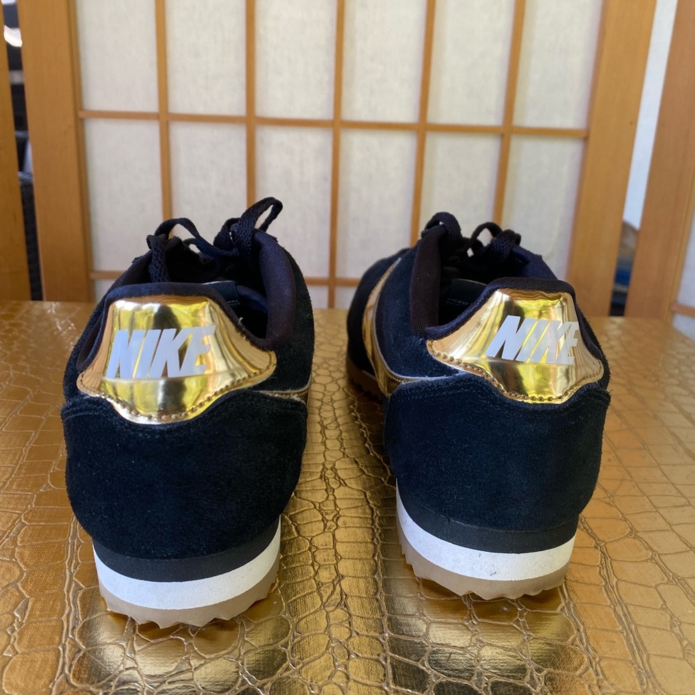 Nike Women's Sneakers in Black and Gold - Picture 3 of 10